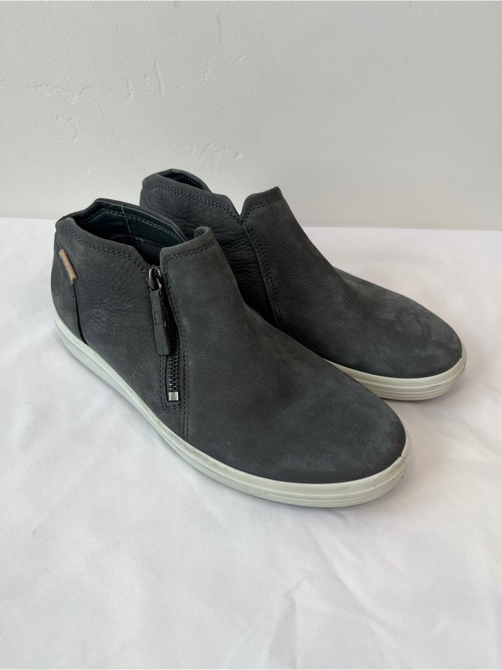 ECCO Soft 7 Grey Nubuck Leather Side Zip Booties Sneakers Womens EU 38 US 7-7.5